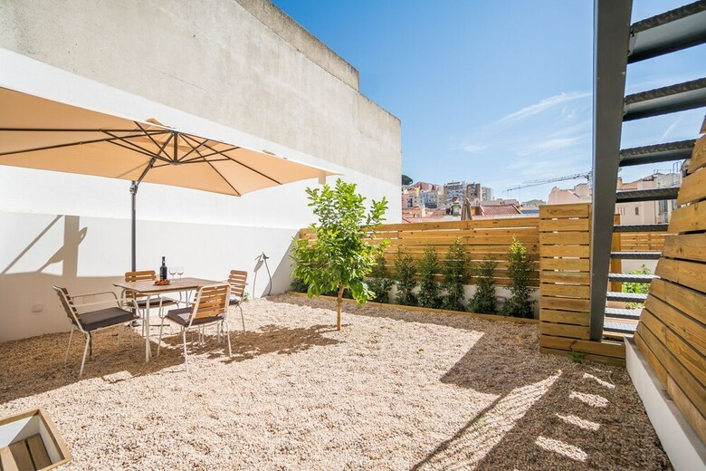 Wood Wall & Garden Apartment
