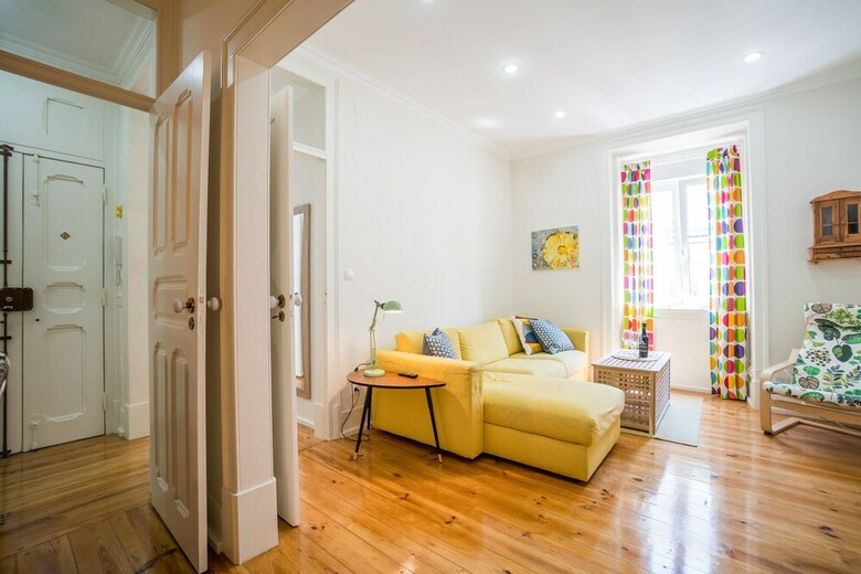 Colorful And Bright 3 Apartment