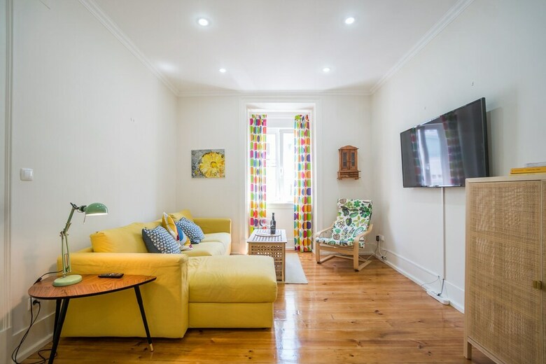 Colorful And Bright 3 Apartment