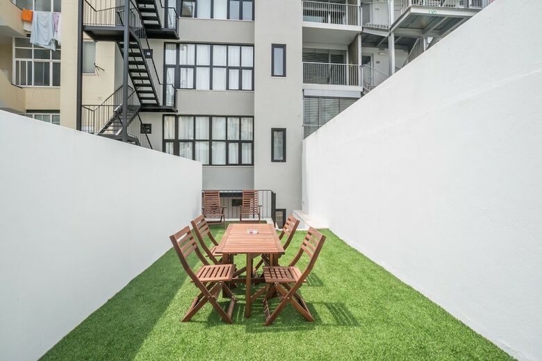 Gulbenkian 2 Bedroom Apartment With Private Garden