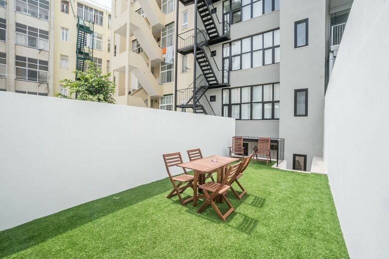 Gulbenkian 2 Bedroom Apartment With Private Garden