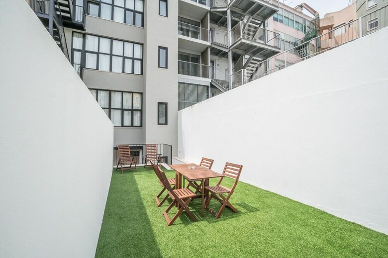 Gulbenkian 2 Bedroom Apartment With Private Garden