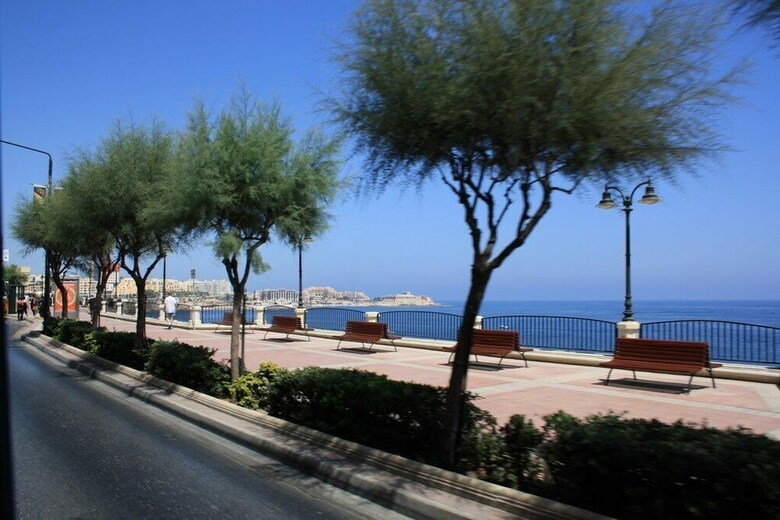 Stylish Seaview Apartment In A Prime Location
