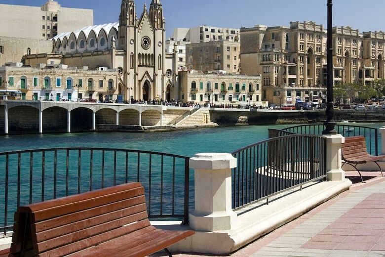 Idyllic Apartment Just Off The Promenade