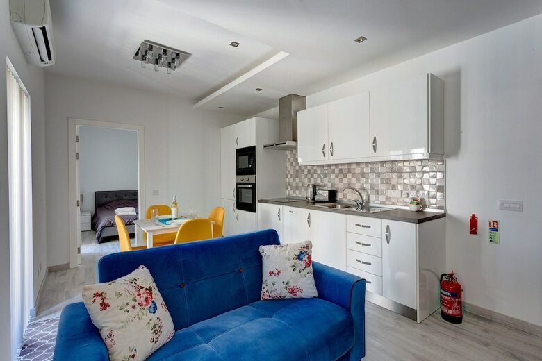 Idyllic Apartment Just Off The Promenade