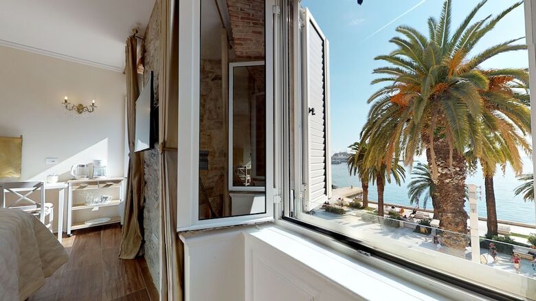 Hotel Chrysanta Apartments