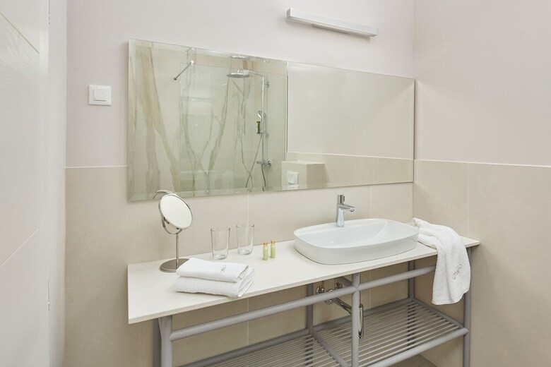 Eol Apartments