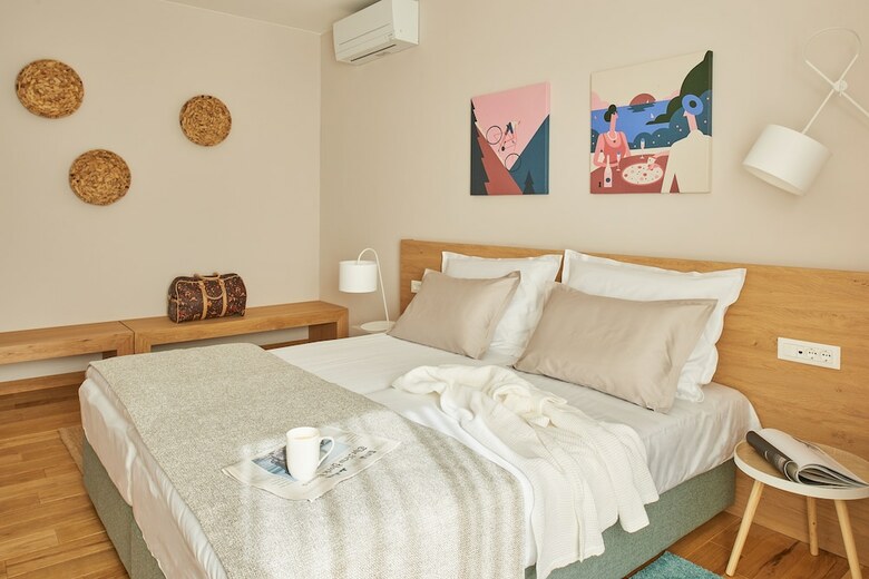 Eol Apartments