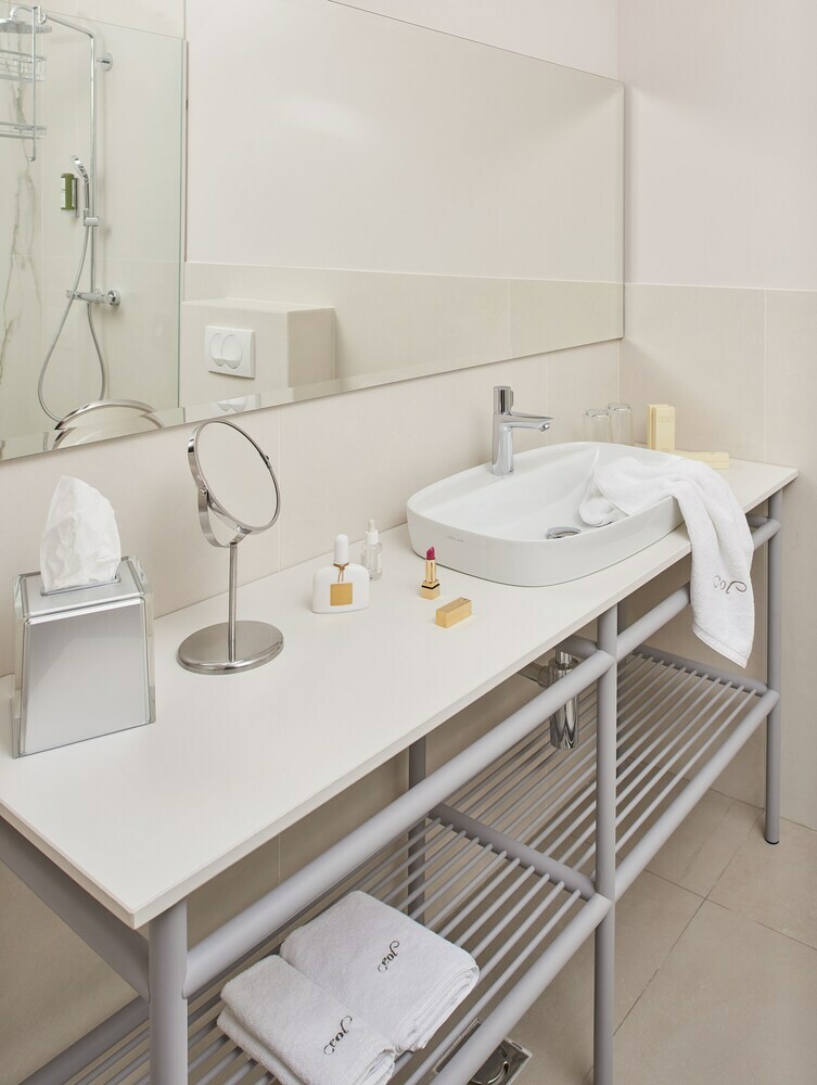 Eol Apartments