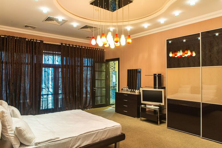Raymond Hotel