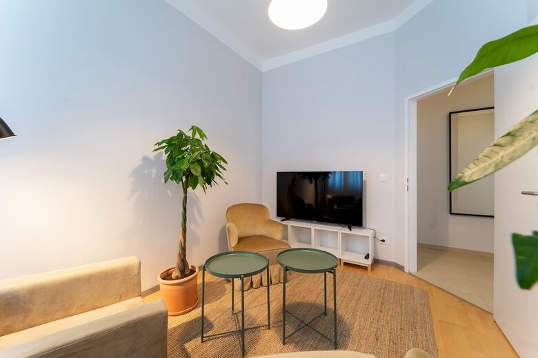 Beautiful And Sunny 2bdr Apartment
