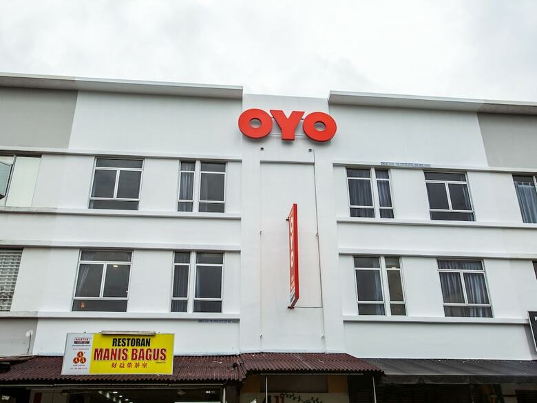 Oyo 89631 988 Hotel