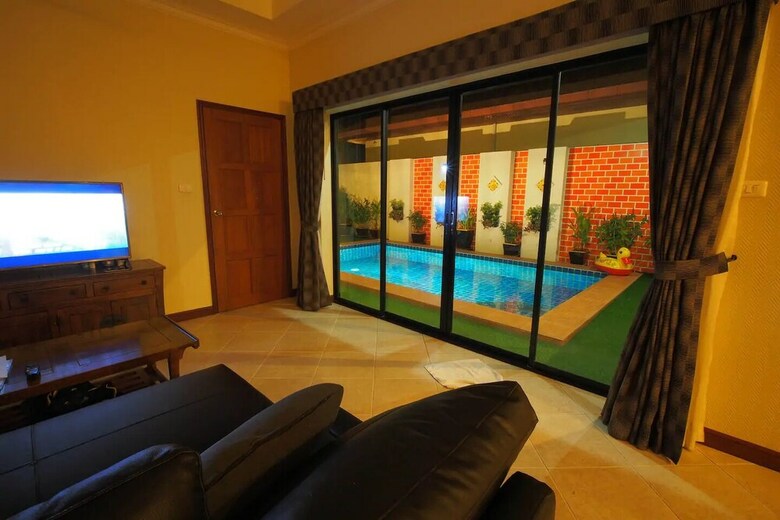 2bdr Majestic Villa - 300 From Beach