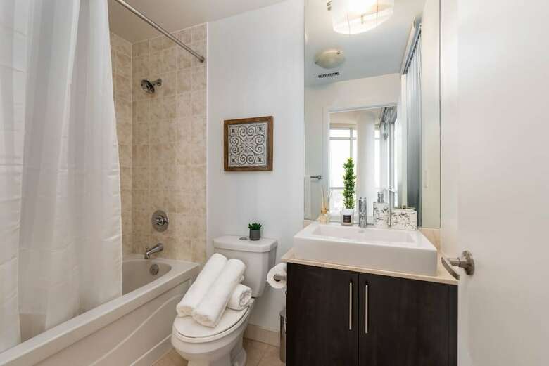 Elegant & Modern 2-bedroom Condo