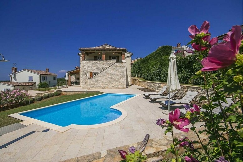Villa Mayla