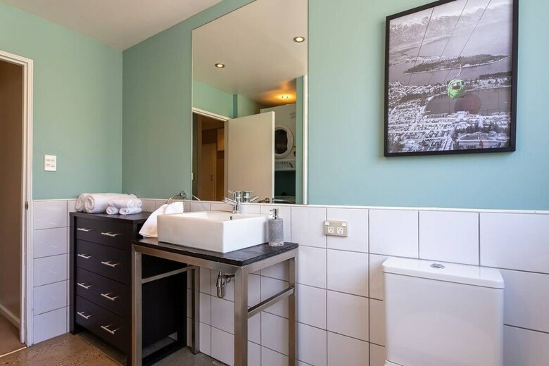 Spacious Central City Apartment Free Parking
