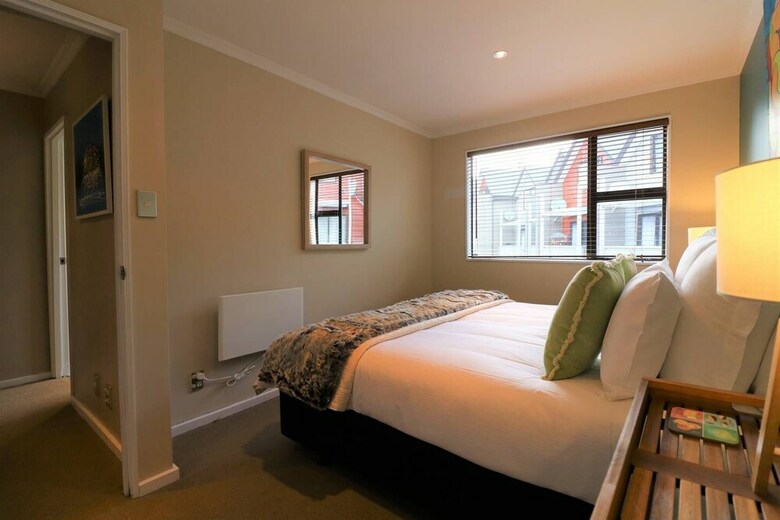 Spacious Central City Apartment Free Parking