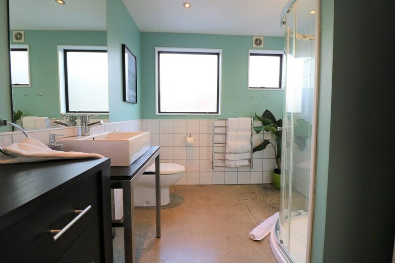 Spacious Central City Apartment Free Parking