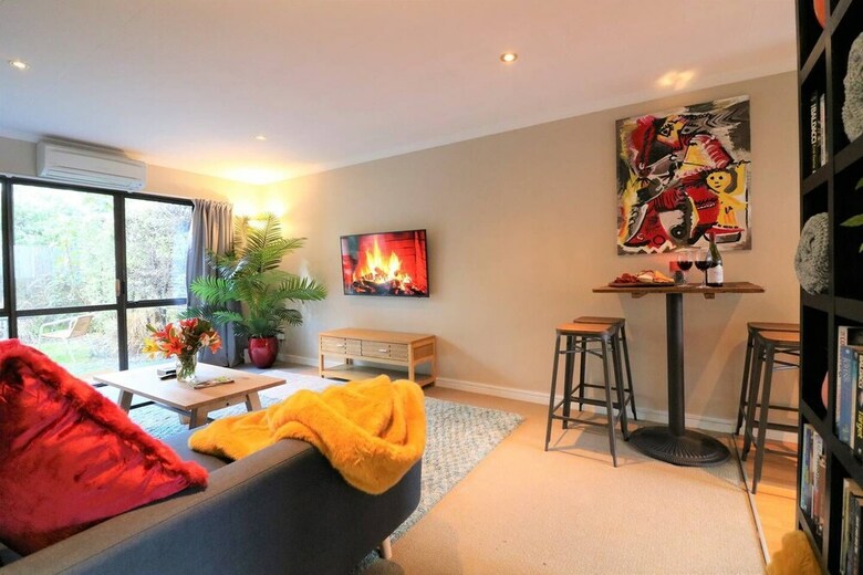 Spacious Central City Apartment Free Parking