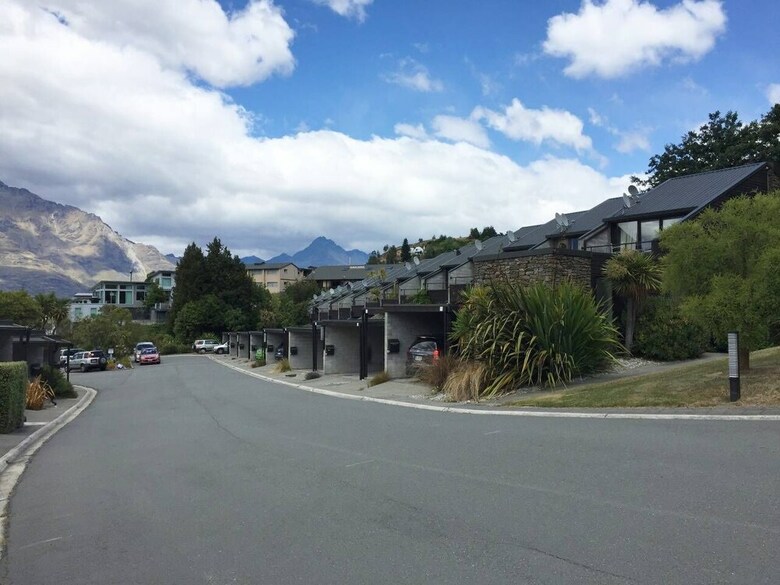 Spacious Townhouse Incredible Alpine Lake Views
