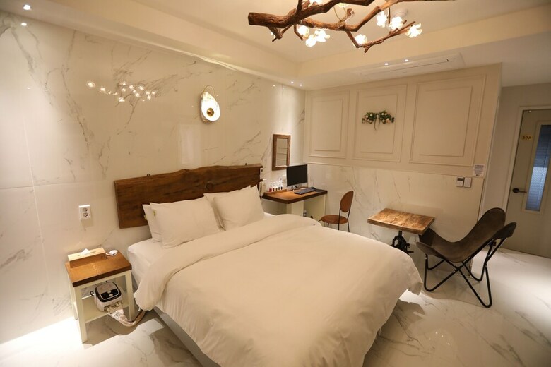 February Hotel Sinho