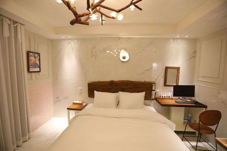February Hotel Sinho