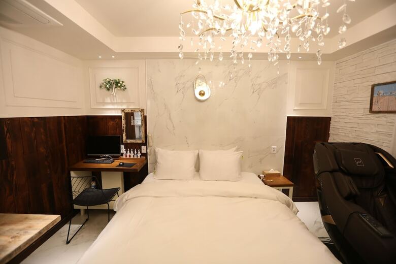 February Hotel Sinho
