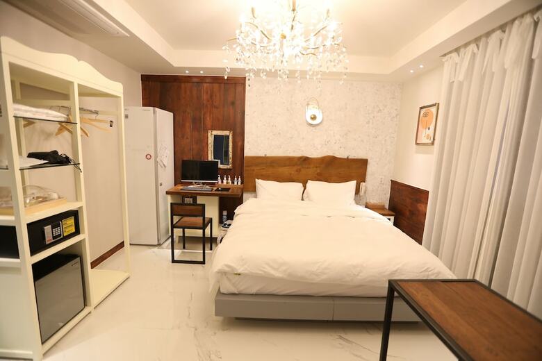 February Hotel Sinho