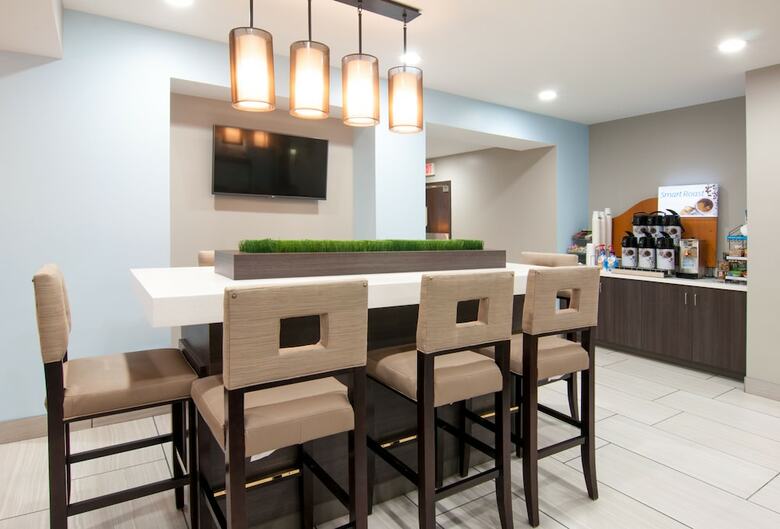 Holiday Inn Express Hotel & Suites Spence Lane