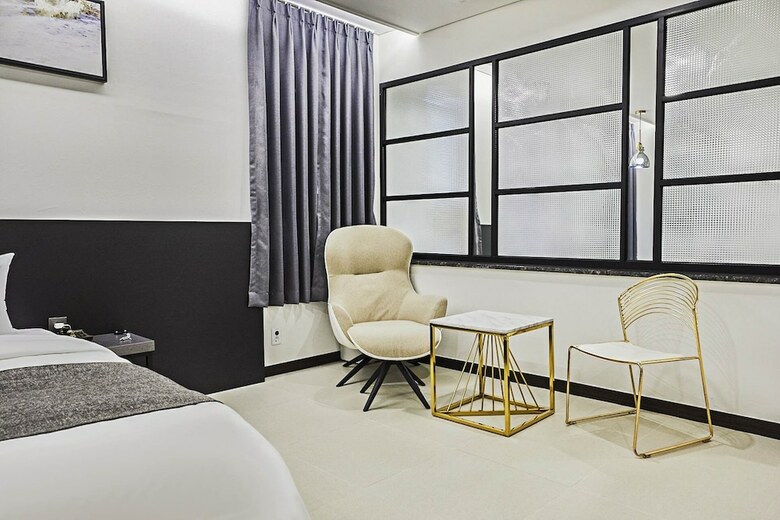 Hotel D