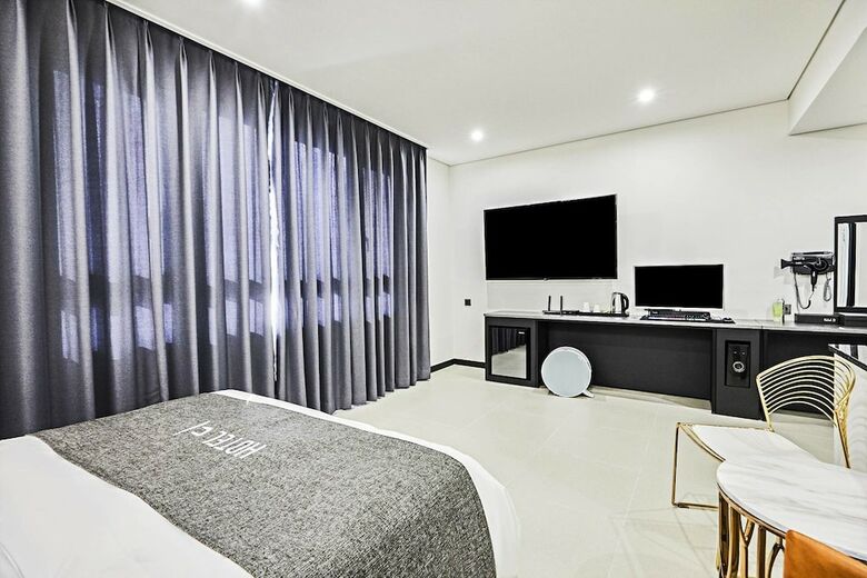 Hotel D