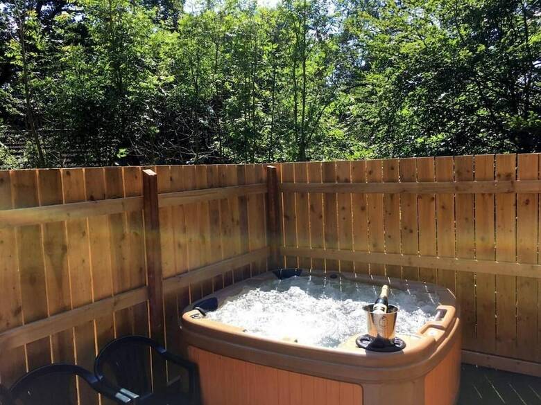 Prancing Hare Lodge Hot Tub