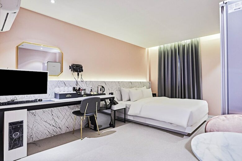 Hotel Stay 25