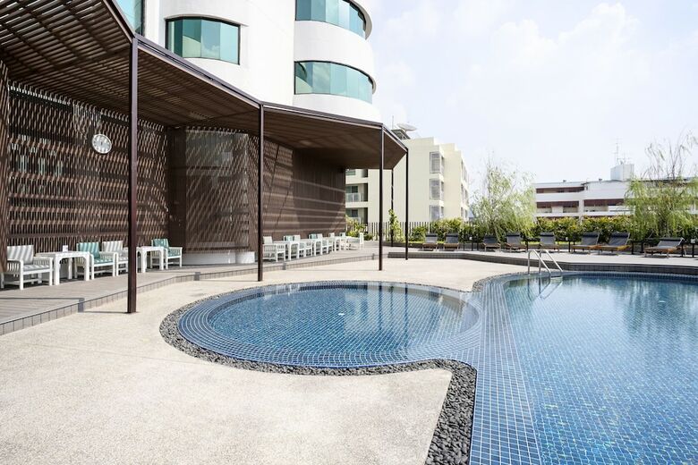 Maroon Infinity Residence By Favstay