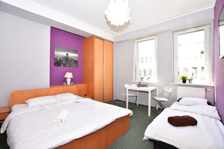 Hostal Dukes Aparthostel - Old Town