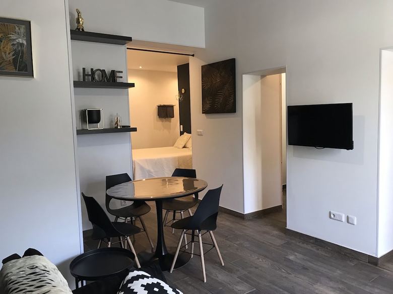 Elegant Apartment With Private Garden