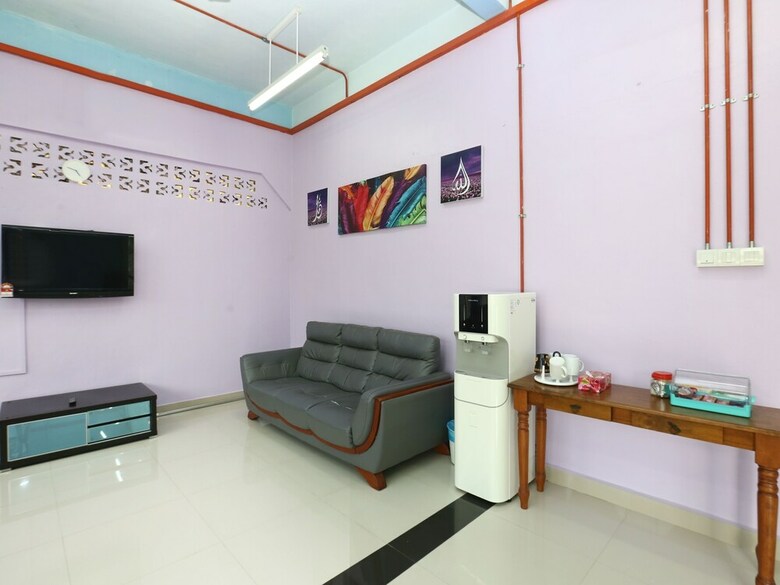 Spot On 89778 Aisy Hotel