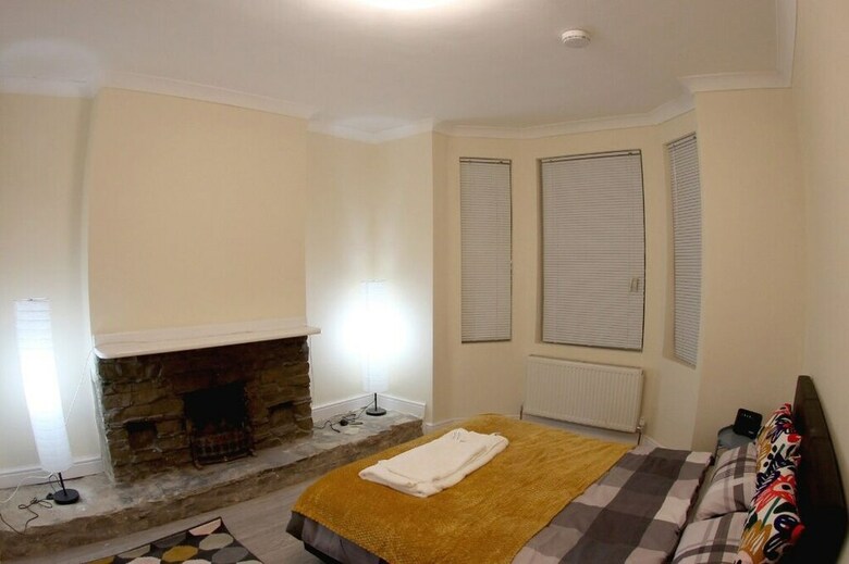 Bed & Breakfast Peace-full House In Slough