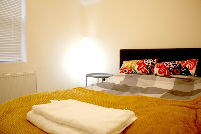 Bed & Breakfast Peace-full House In Slough