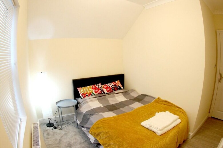 Bed & Breakfast Peace-full House In Slough