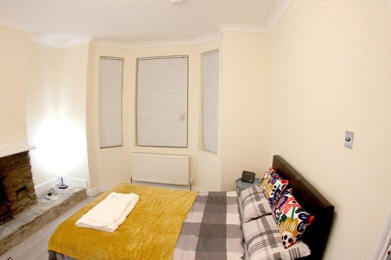 Bed & Breakfast Peace-full House In Slough