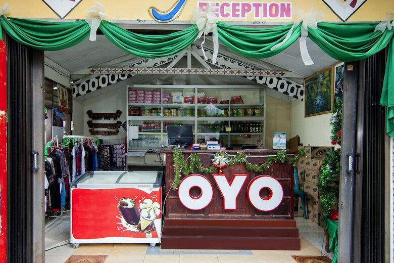 Oyo 2208 Thyesza Hotel
