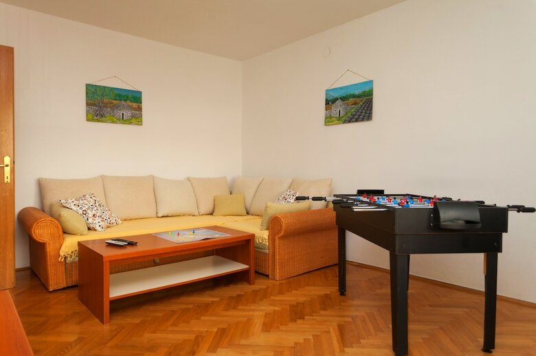 Oina Apartments