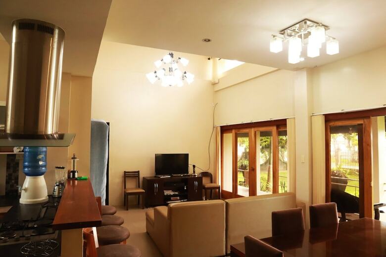 Hotel Eme's Apartelle