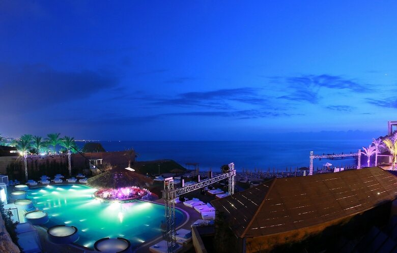 Hotel Cflow Beach Resort