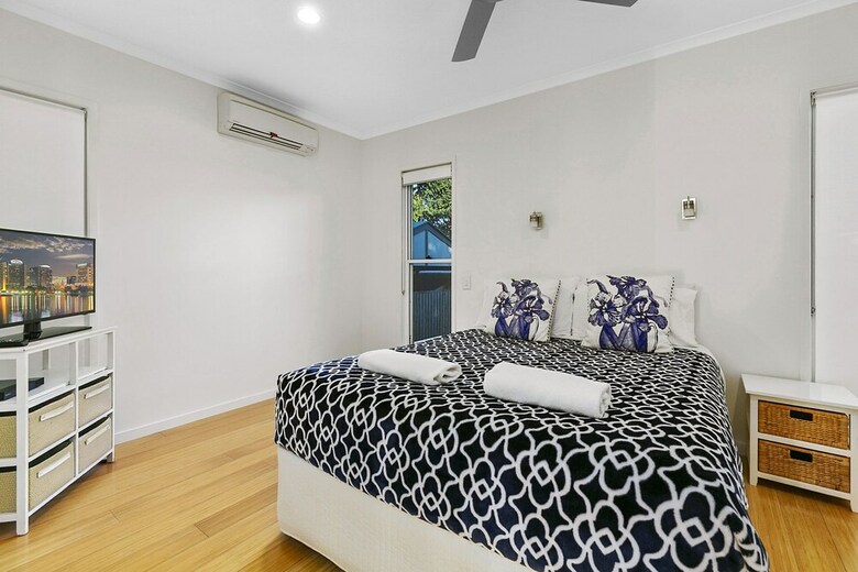 Stunning River House - 51 Hilton Esplanade