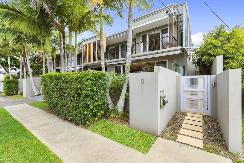 North Facing River Front Stunning Apartment - Unit 2, 9 Hilton Esplanade