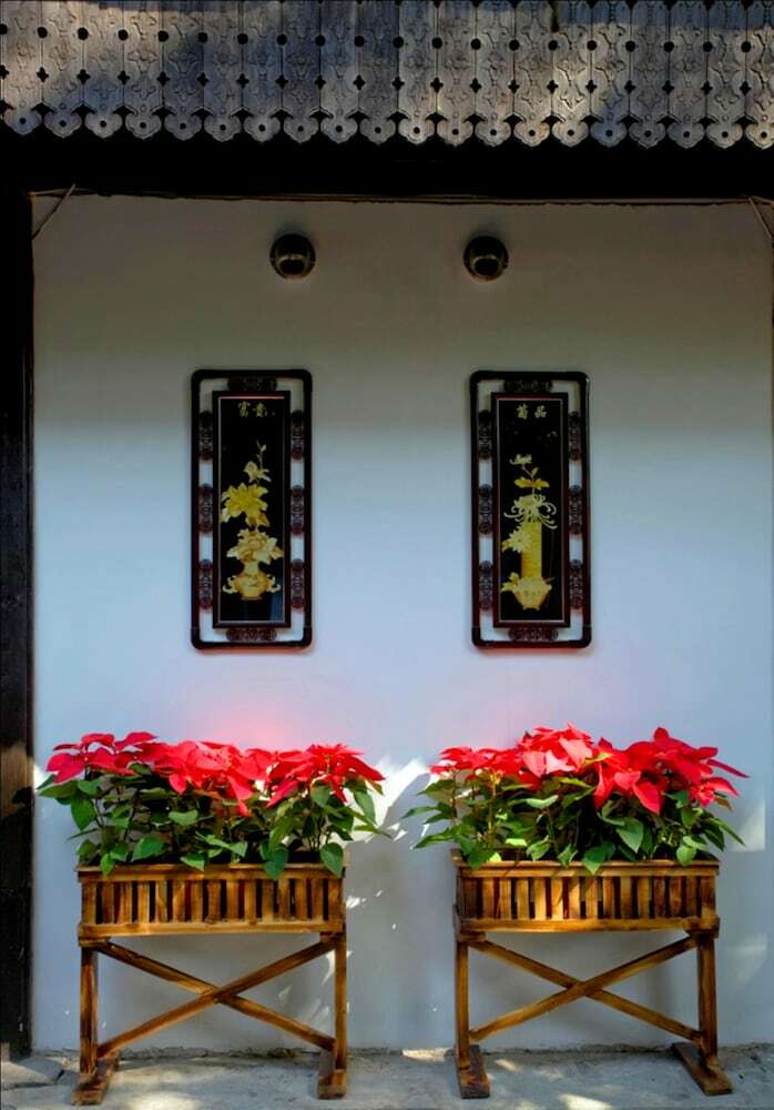 Posada Hill Lily Courtyard