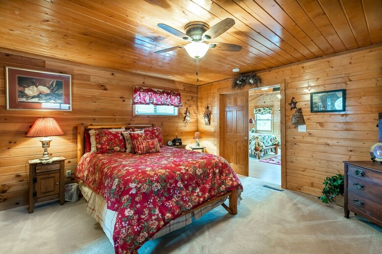 Cabin W Pool Access Chef's Kitchen