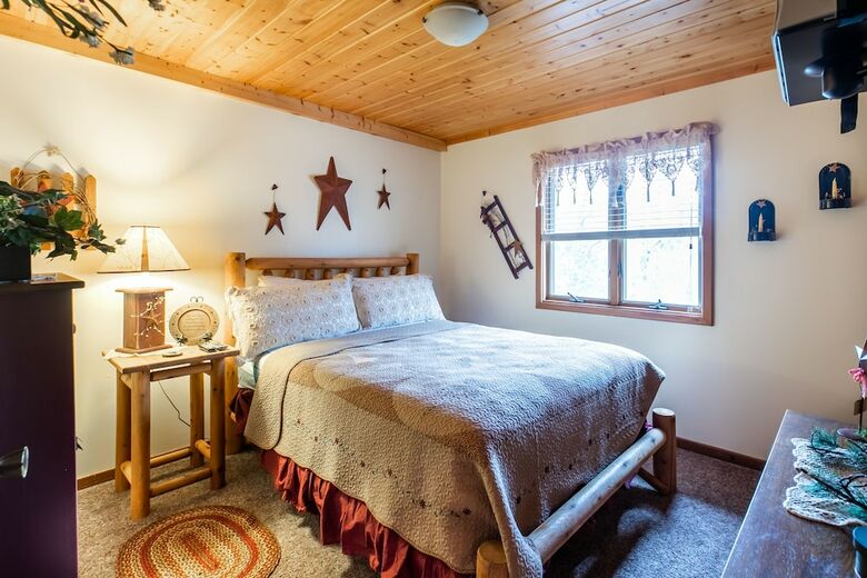 Cabin W Pool Access Chef's Kitchen